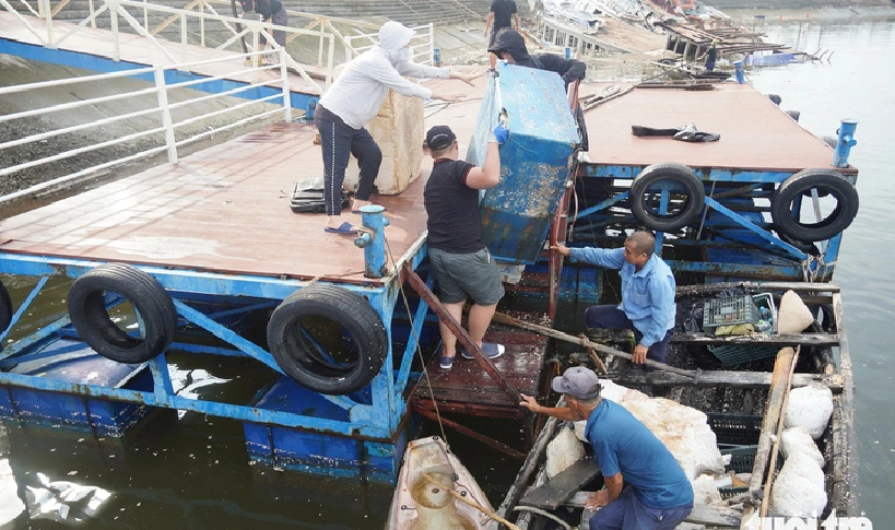 Residents move spongy blocks ashore at the Tuan Chau international passenger port. Photo: Ngoc An / Tuoi Tre