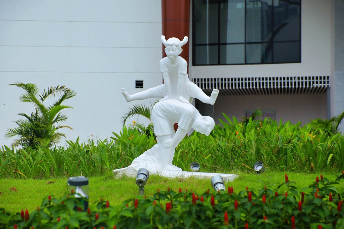 A statue of two children playing is erected at a park inside the Hanoi Children's Palace. Photo: Quang Vien / Tuoi Tre