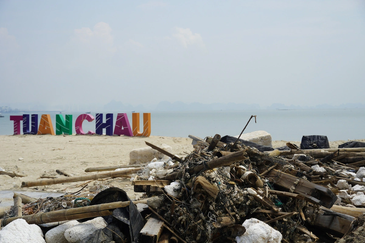 Garbage covers the Tuan Chau Beach. Photo: Ngoc An / Tuoi Tre