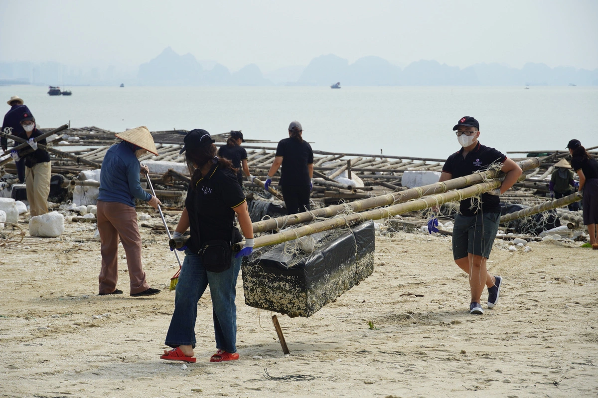 Residents clean the beach. Photo: Ngoc An / Tuoi Tre