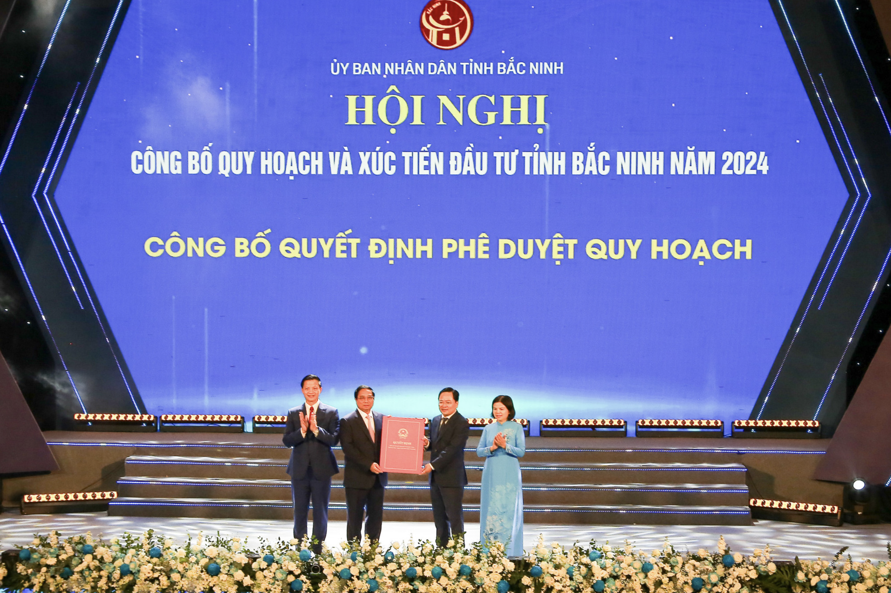 Prime Minister Pham Minh Chinh (2nd, left) awards a decision to approve Bac Ninh Province’s development planning to a representative of the provincial administration. Photo: Ha Quan / Tuoi Tre