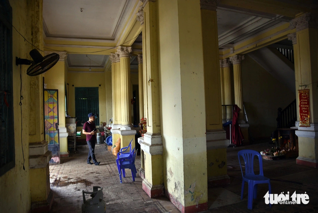 Large pillars help the villa stand firm. Photo: A Loc / Tuoi Tre