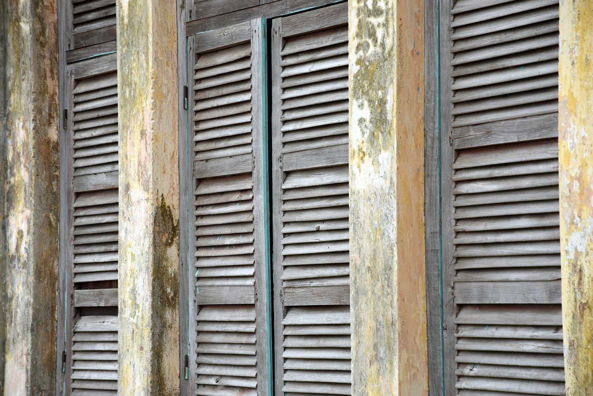 The villa has many wooden windows. Photo: A Loc / Tuoi Tre