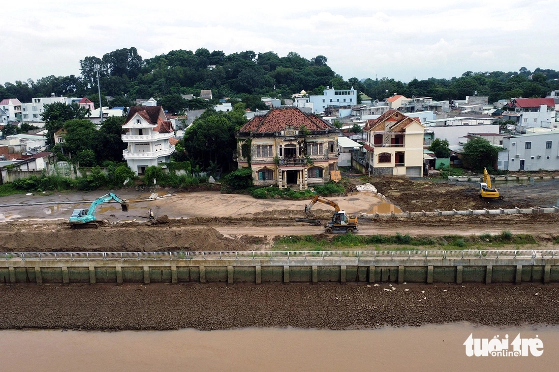 The villa is located at a planned site for a road along the Dong Nai River, so it faces demolition. The local authorities estimated an amount of nearly VND5.4 billion ($219,920) in compensation for its owner. Photo: A Loc / Tuoi Tre