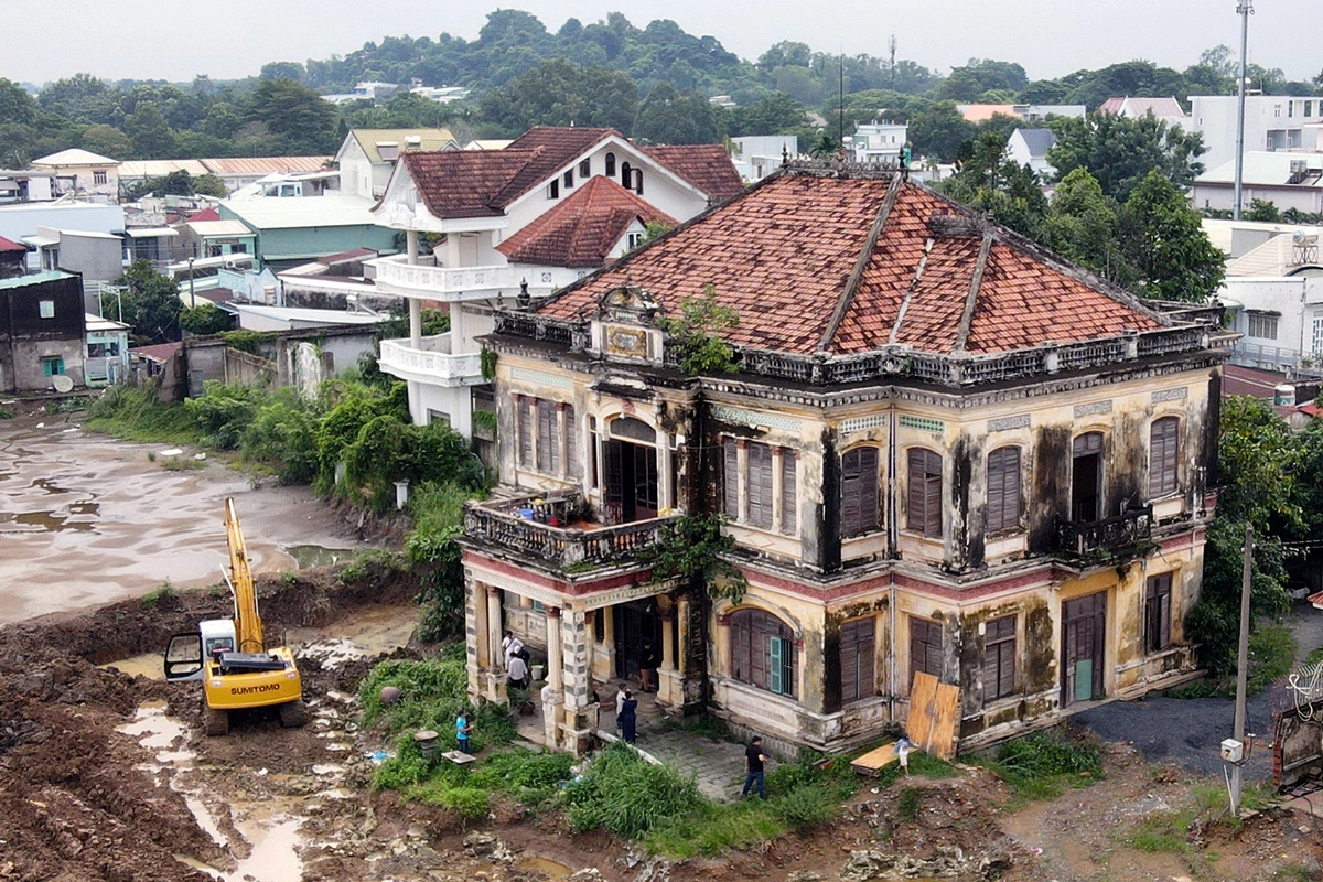 The fence and a garden of the villa have been removed for the project. Photo: An Binh / Tuoi Tre