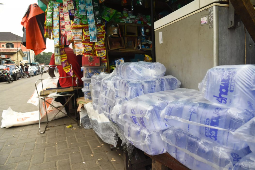 Two 500-millilitre water sachets sell for between 50 to 250 naira (3-15 US cents), compared to 250-300 naira for a 750-ml bottle. Photo: AFP