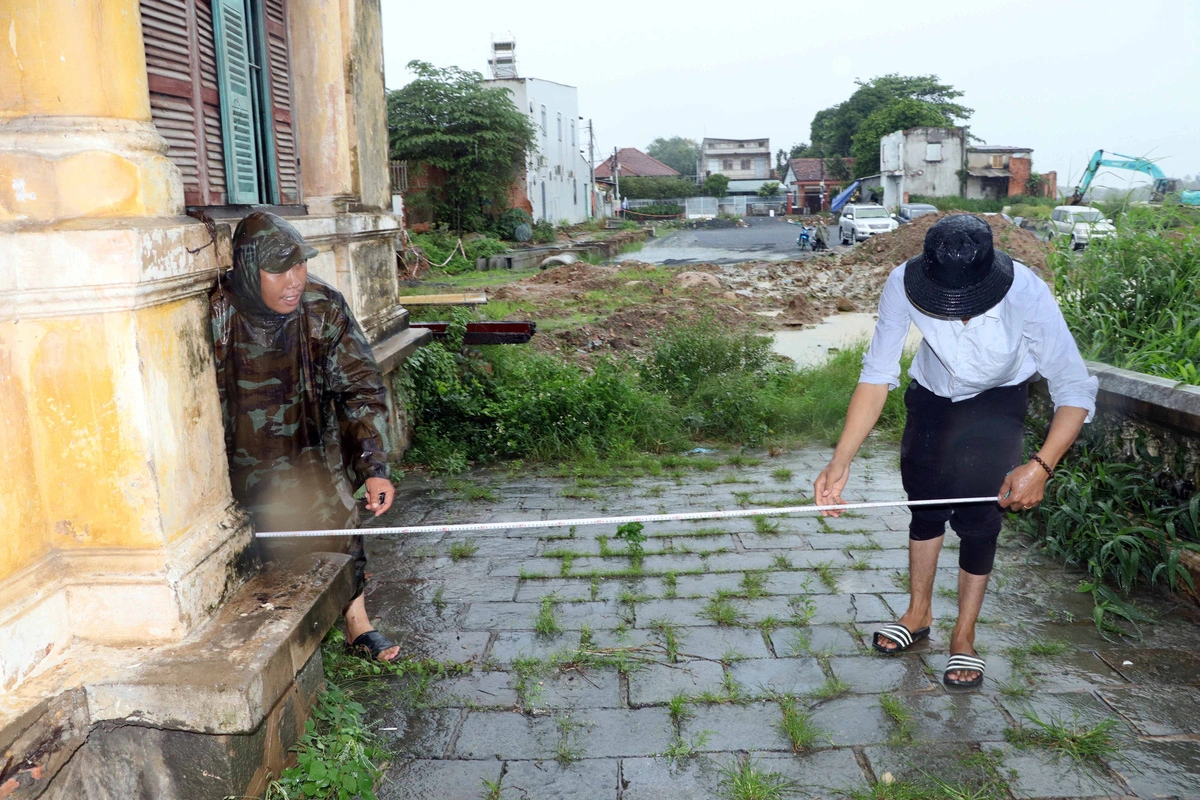 Local officials survey the location of the villa. Photo: An Binh / Tuoi Tre