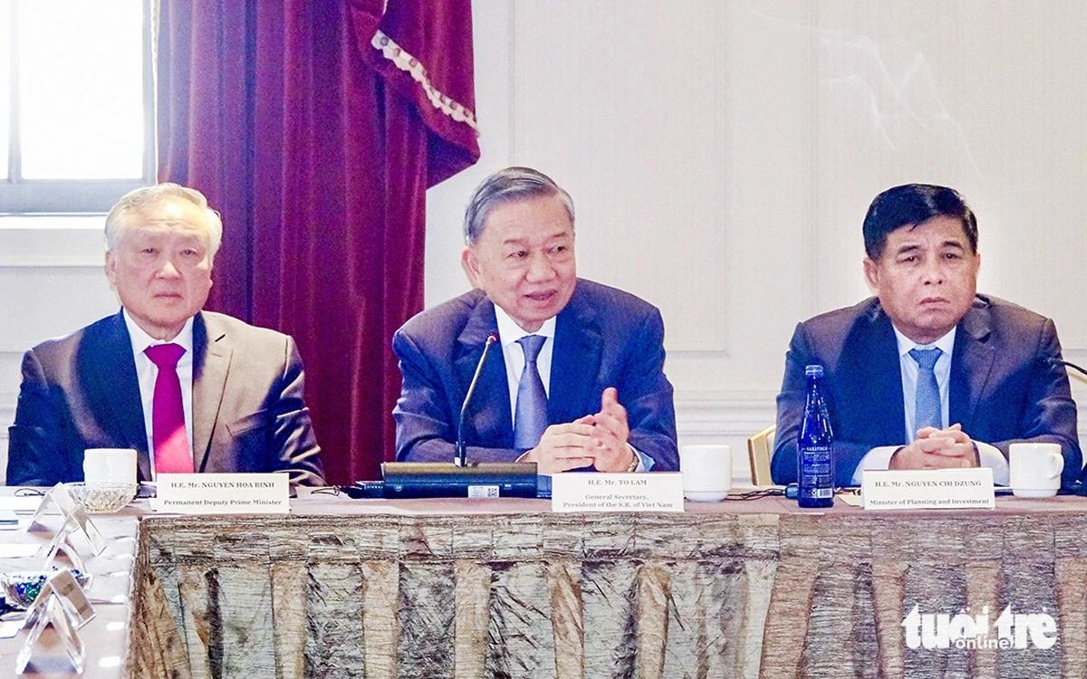 Vietnam’s Party General Secretary and State President To Lam (C) affirms that Vietnam also has strengths in AI and semiconductor development. to: Duy Linh / Tuoi Tre