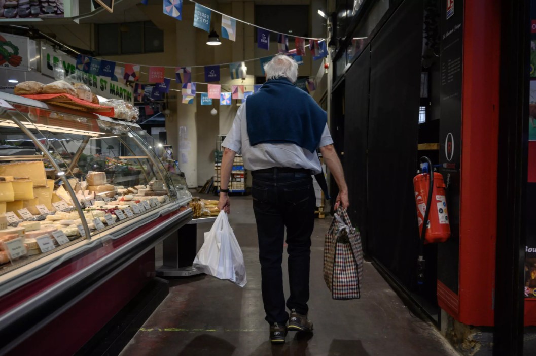 In France, single-use plastic has been banned since 2016, but while items like straws and plastic cutlery have disappeared, plastic bags remain common. Photo: AFP