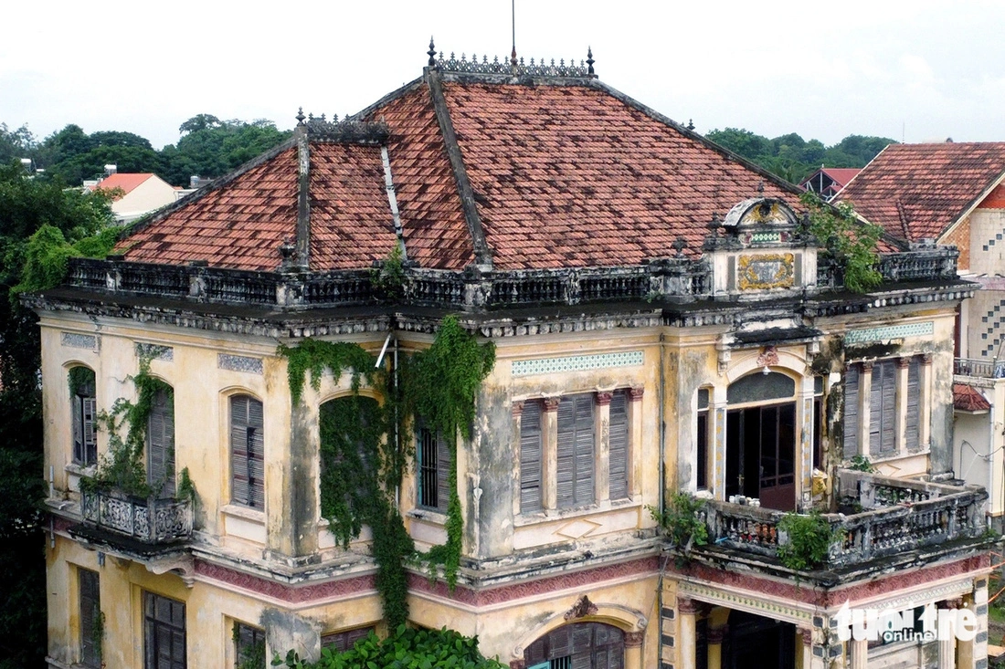 Creepers and moss are seen on the walls of the villa. Photo: A Loc / Tuoi Tre