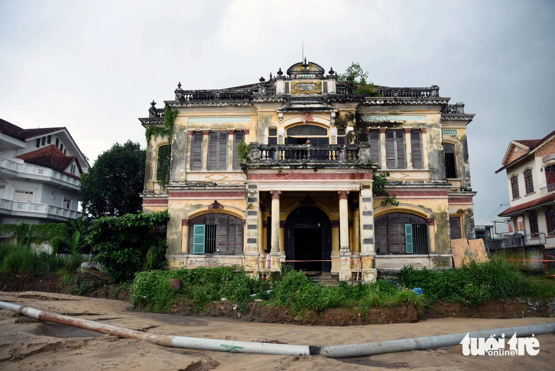 The villa features Western architecture with pillars, windows, and rooms arranged symmetrically. Photo: A Loc / Tuoi Tre