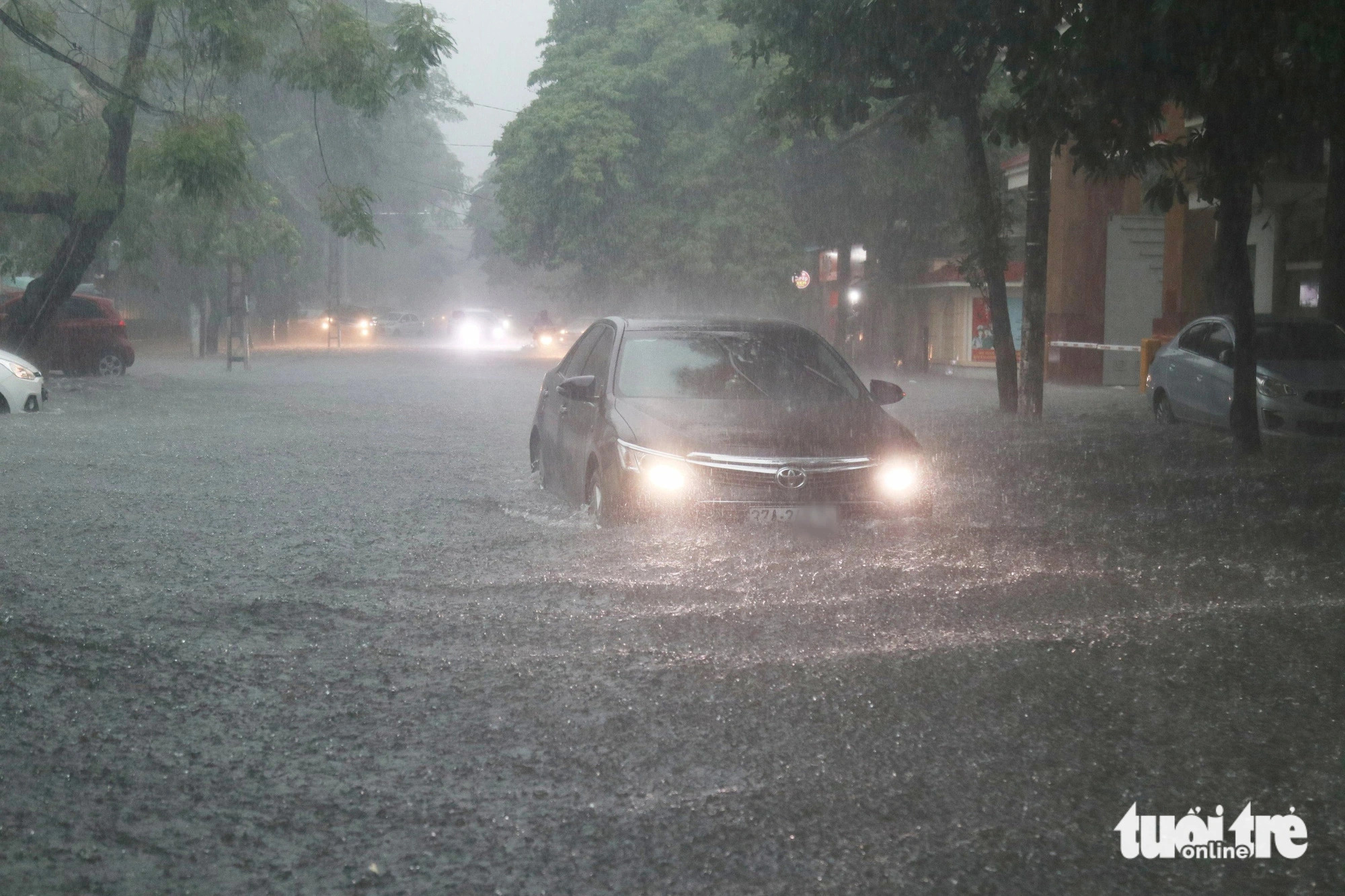 Overnight downpour turns roads into rivers in north-central Vietnam city