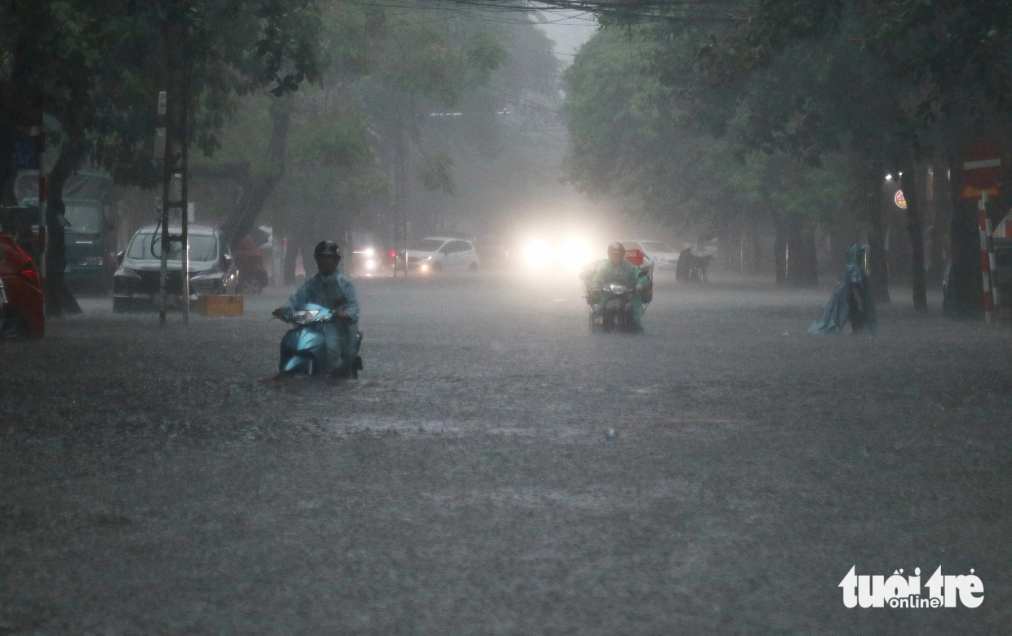 Many vehicles broke down as their wheels were half submerged in water in Vinh City, Nghe An Province, north-central Vietnam, September 23, 2024: Doan Hoa / Tuoi Tre