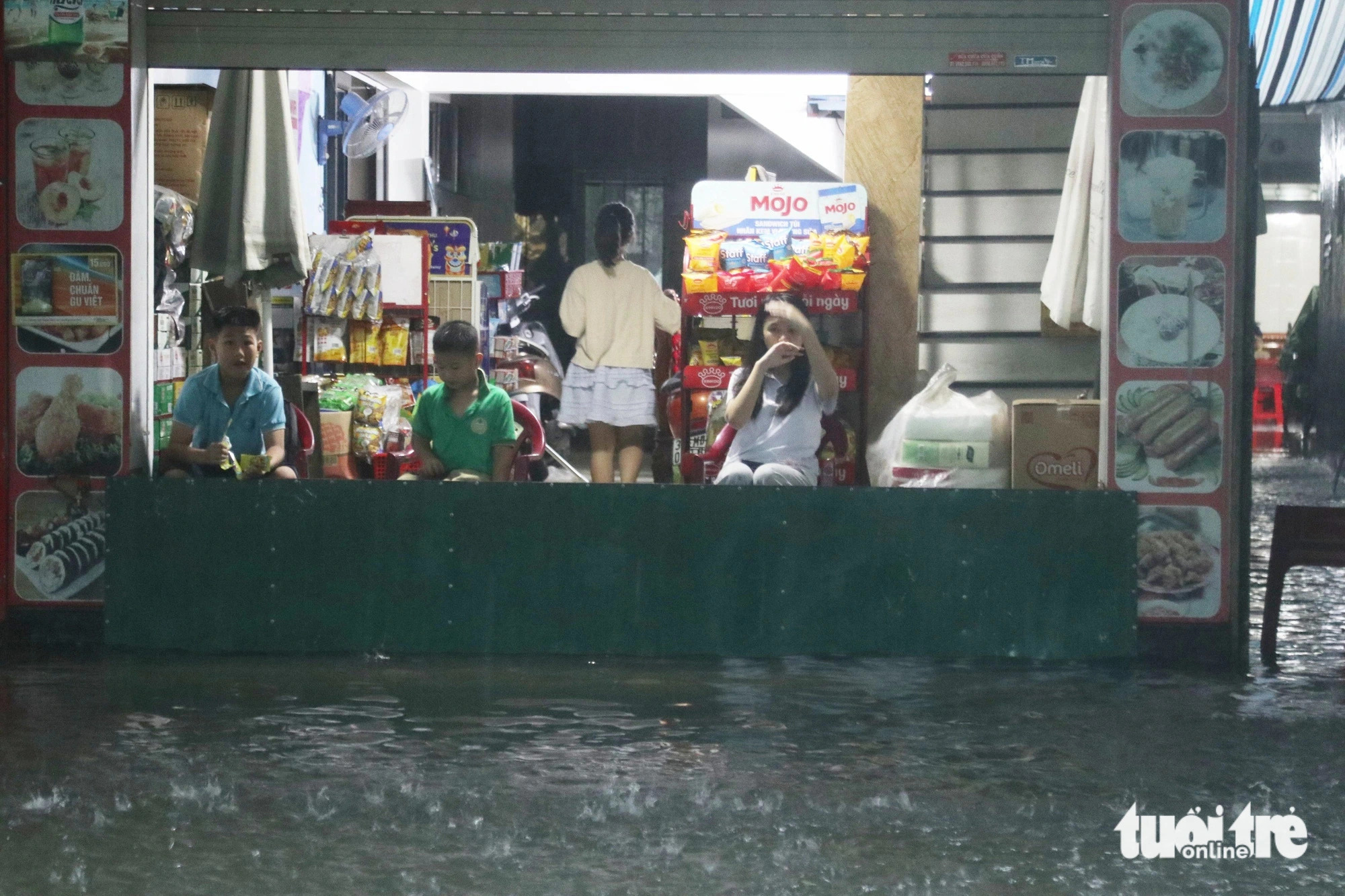 A local household used a flood barrier to protect their house in Vinh City, Nghe An Province, north-central Vietnam, September 23, 2024. Photo: Doan Hoa / Tuoi Tre