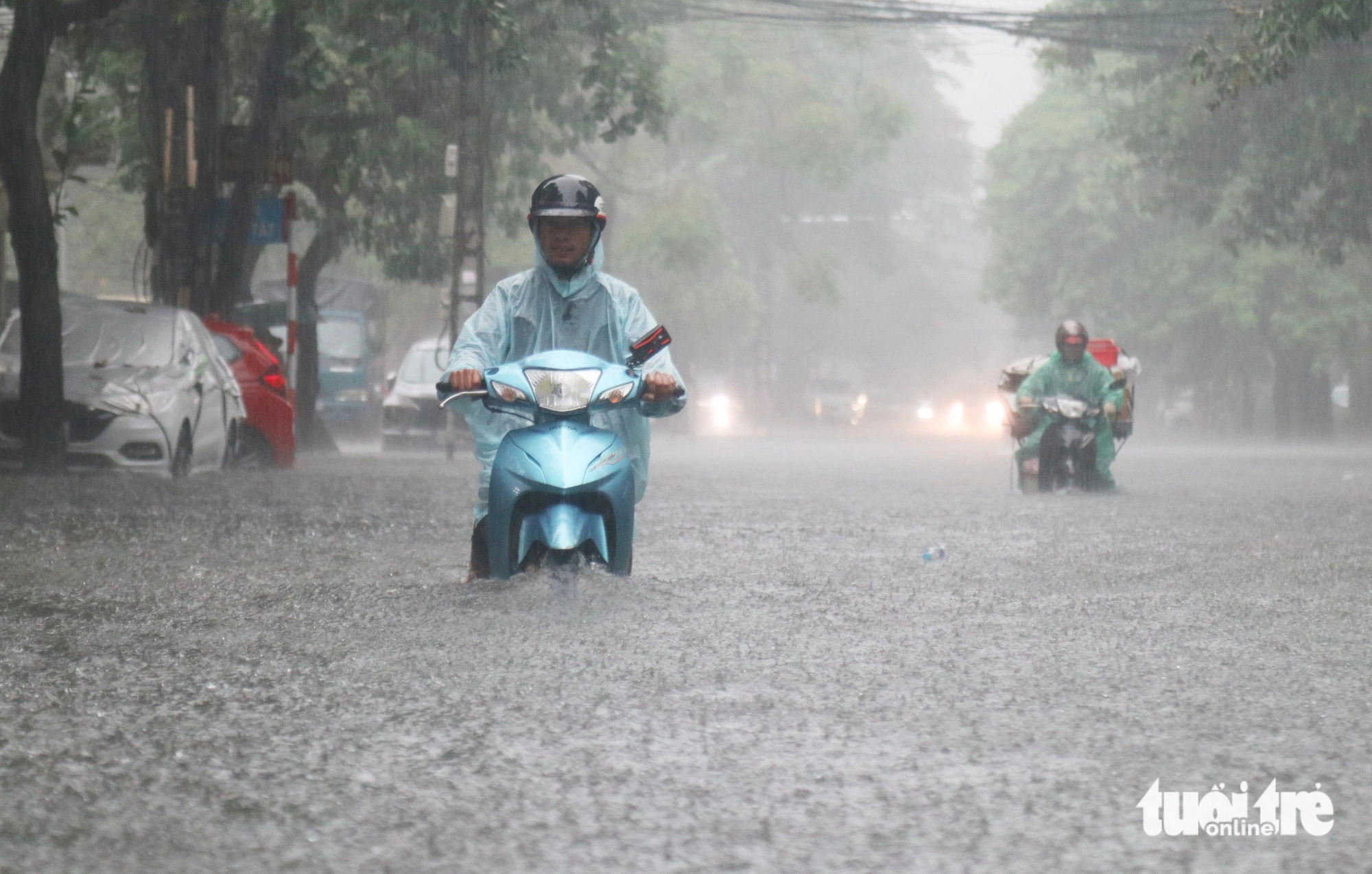 Heavy flooding after prolonged rainfall overnight made life miserable for road users in Vinh City, Nghe An Province, north-central Vietnam, September 23, 2024. Photo: Doan Hoa / Tuoi Tre