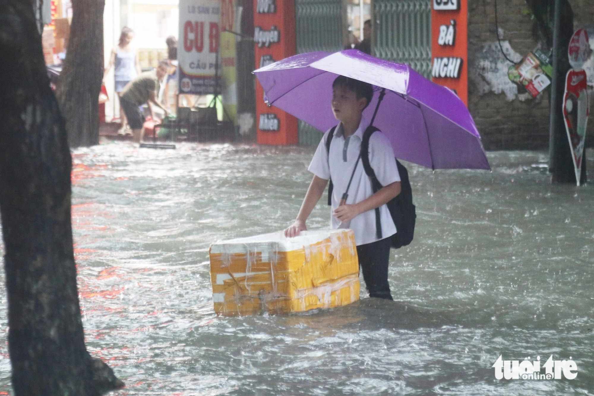 Heavy flooding after prolonged rainfall overnight made life miserable for road users in Vinh City, Nghe An Province, north-central Vietnam, September 23, 2024. Photo: Doan Hoa / Tuoi Tre