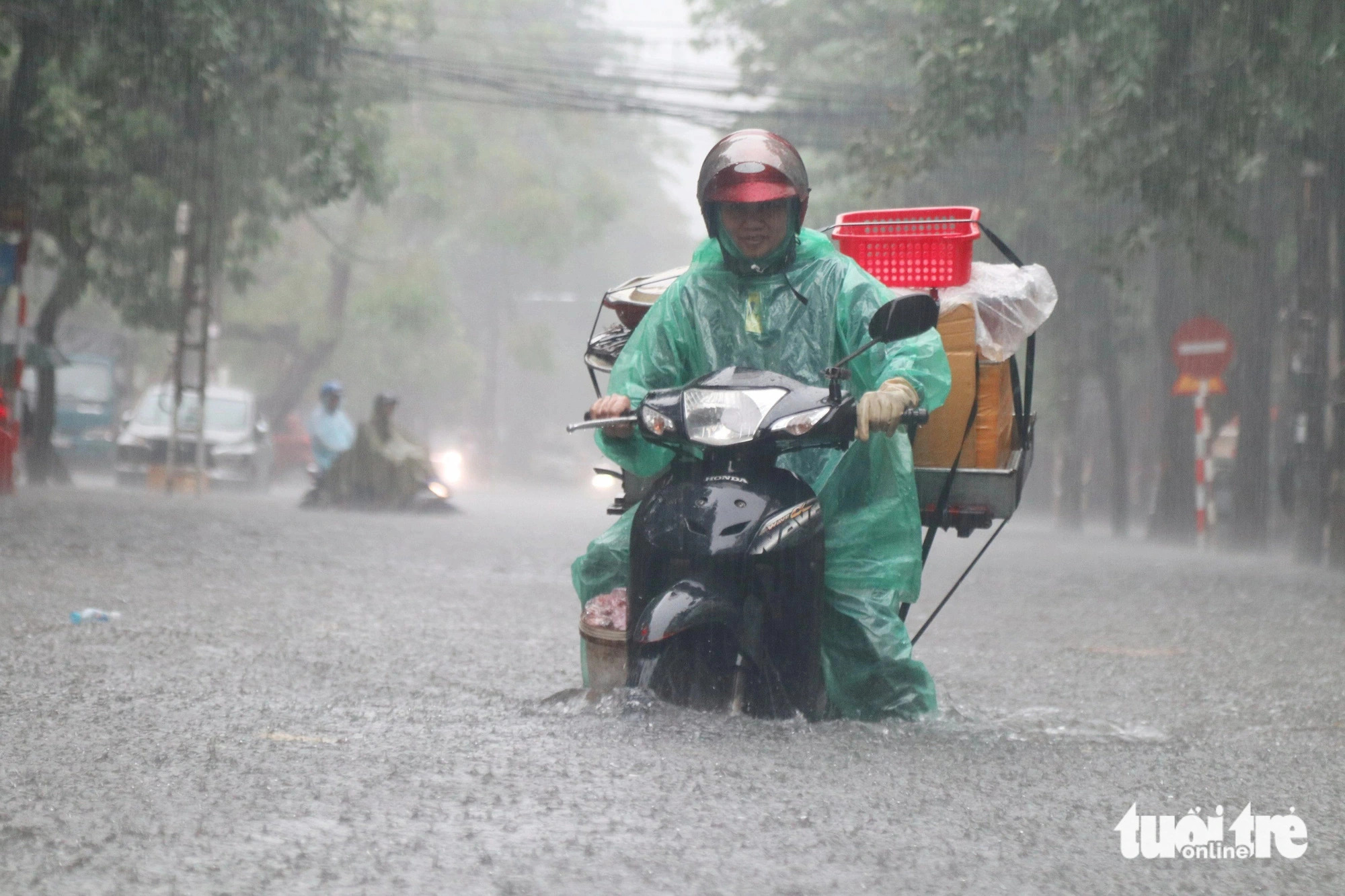 Heavy flooding after prolonged rainfall overnight made life miserable for road users in Vinh City, Nghe An Province, north-central Vietnam, September 23, 2024. Photo: Doan Hoa / Tuoi Tre