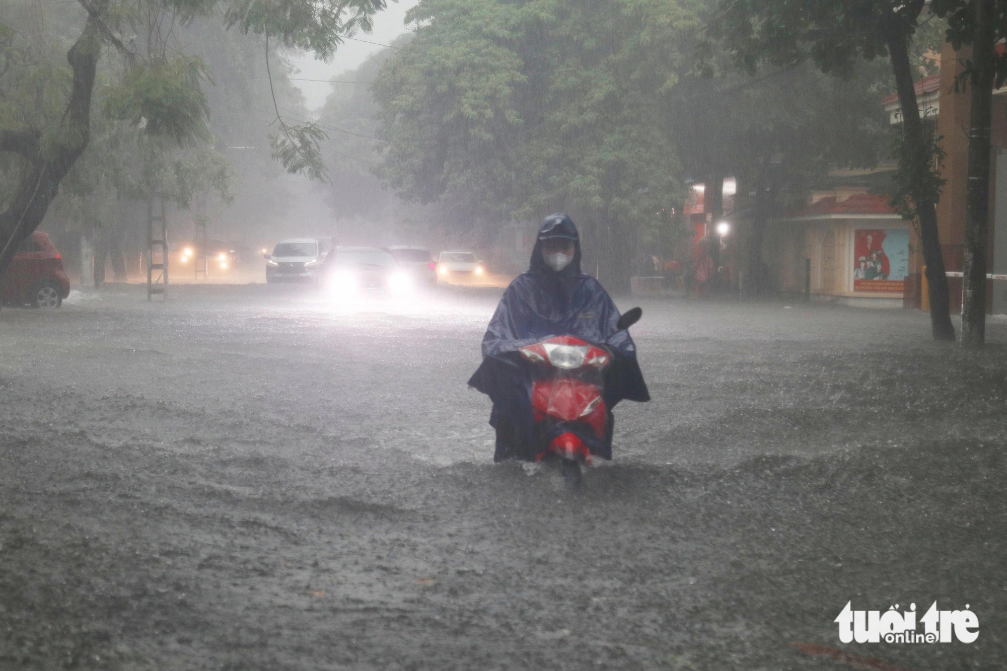 Heavy flooding after prolonged rainfall overnight made life miserable for road users in Vinh City, Nghe An Province, north-central Vietnam, September 23, 2024. Photo: Doan Hoa / Tuoi Tre