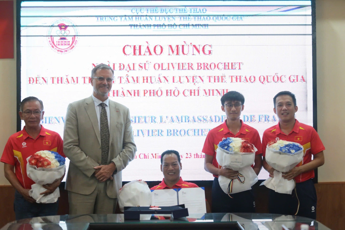 French ambassador congratulates Vietnamese bronze medalist at Paris 2024 Paralympics