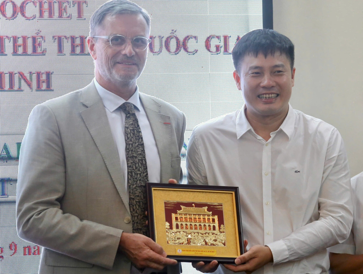 Pham Thanh Tu (R), director of the National Sports Training Center in Ho Chi Minh City, gives a gift to French Ambassador to Vietnam Olivier Brochet. Photo: Duc Khue / Tuoi Tre