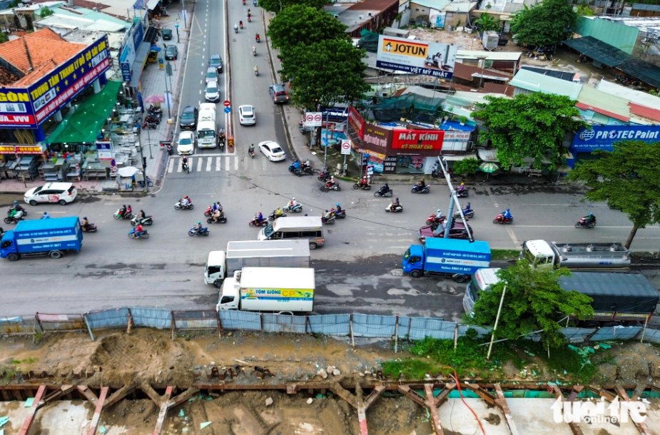 A stretch of Nguyen Van Linh Street, District 7 near Nguyen Van Linh - Nguyen Huu Tho Intersection is filled with potholes. Photo: Phuong Nhi / Tuoi Tre