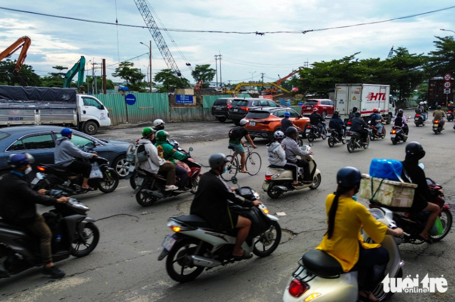 The lane for motorcycles of Nguyen Van Linh Street sees its surface peeled off and cracked. Photo: Phuong Nhi / Tuoi Tre