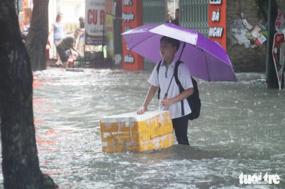 Three killed, thousands evacuated in central Vietnam floods