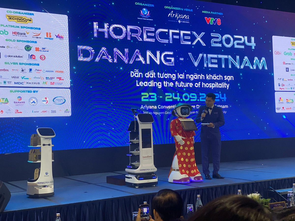 A 'receptionist' robot interacts with the event host at the 2024 Vietnam Hotel Innovation Technology Exhibition and Forum (Horecfex) in Da Nang, central Vietnam, September 23, 2024. Photo: Thai Ba Dung / Tuoi Tre