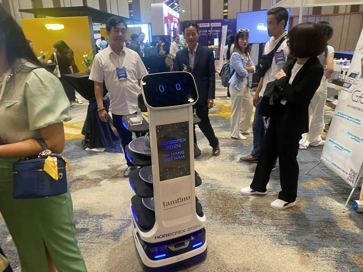 A service robot model is showcased by a company at the 2024 Vietnam Hotel Innovation Technology Exhibition and Forum (Horecfex) in Da Nang, central Vietnam, September 23, 2024. Photo: Thai Ba Dung / Tuoi Tre