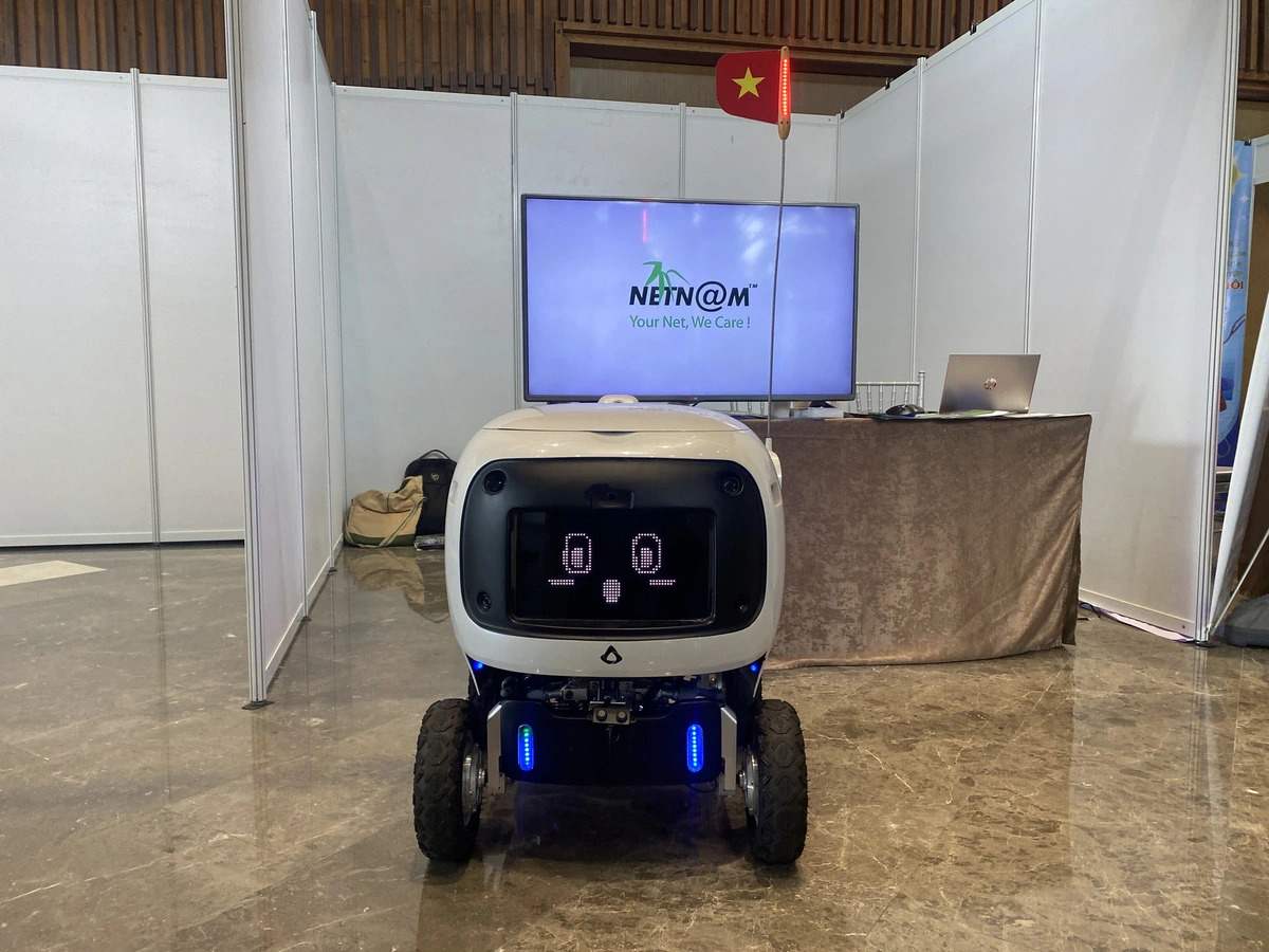 An outdoor service robot at the 2024 Vietnam Hotel Innovation Technology Exhibition and Forum (Horecfex) in Da Nang, central Vietnam, September 23, 2024. Photo: Thai Ba Dung / Tuoi Tre