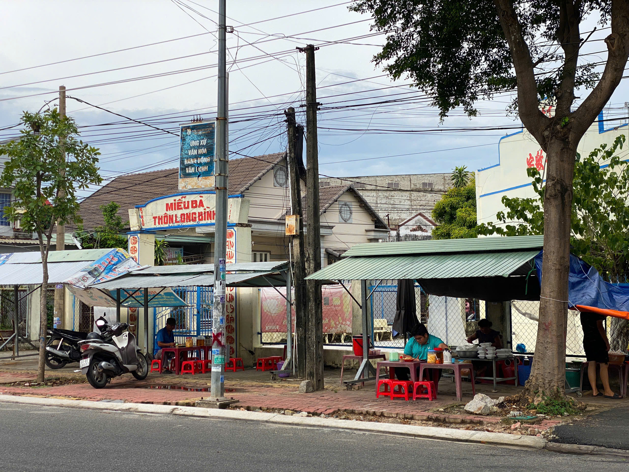 A makeshift ‘bánh bèo’ shop stands the test of time in front of Long Binh Temple in Long Dien Town, Long Dien District, Ba Ria-Vung Tau Province, southern Vietnam. Photo: Dang Khuong / Tuoi Tre