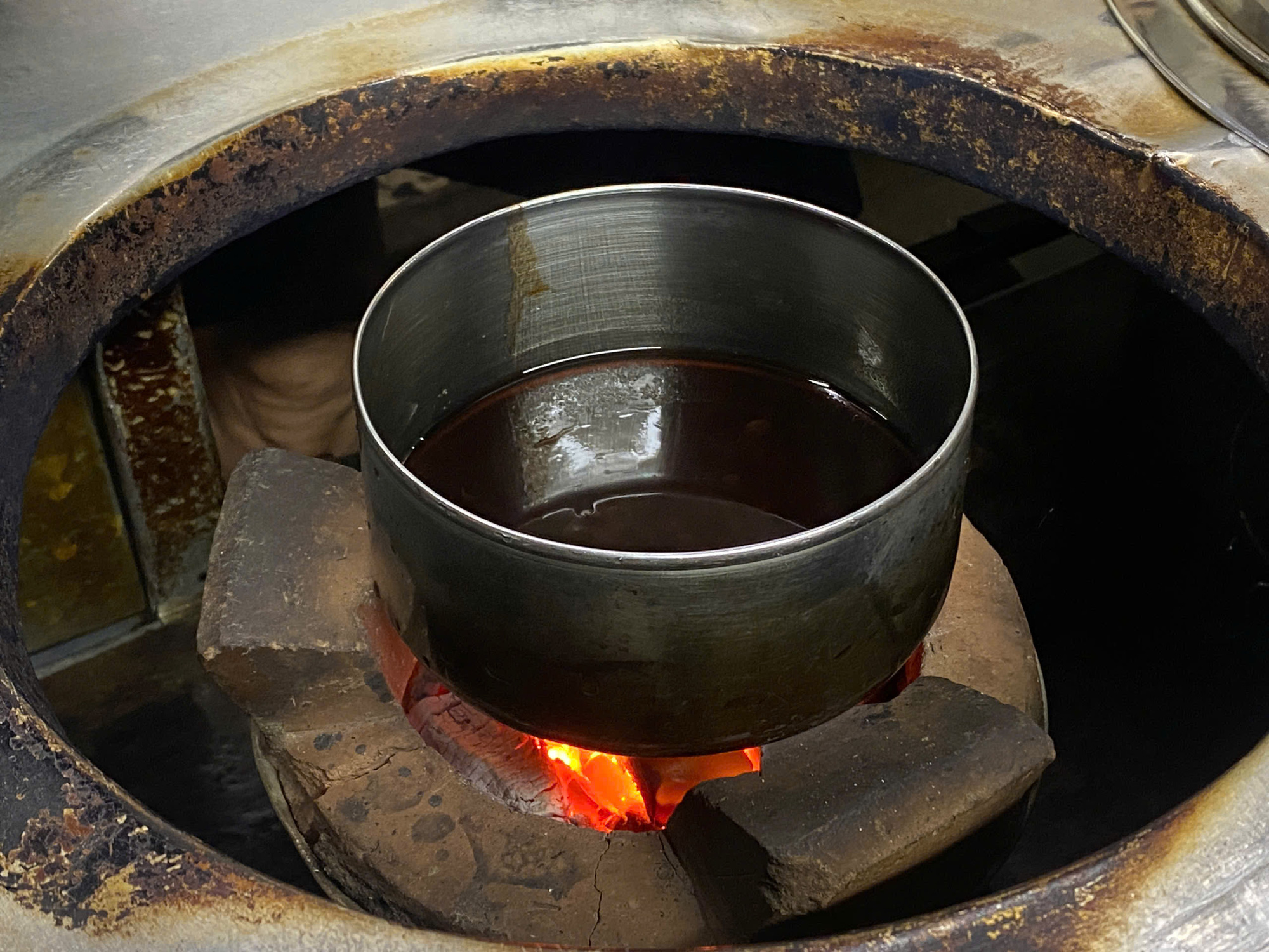 A small pot is used to heat bowls of sweet soup before they are served to diners at Lam Vinh Mau shop on Nguyen Thai Binh Street in District 1, Ho Chi Minh City. Photo: Dang Khuong / Tuoi Tre