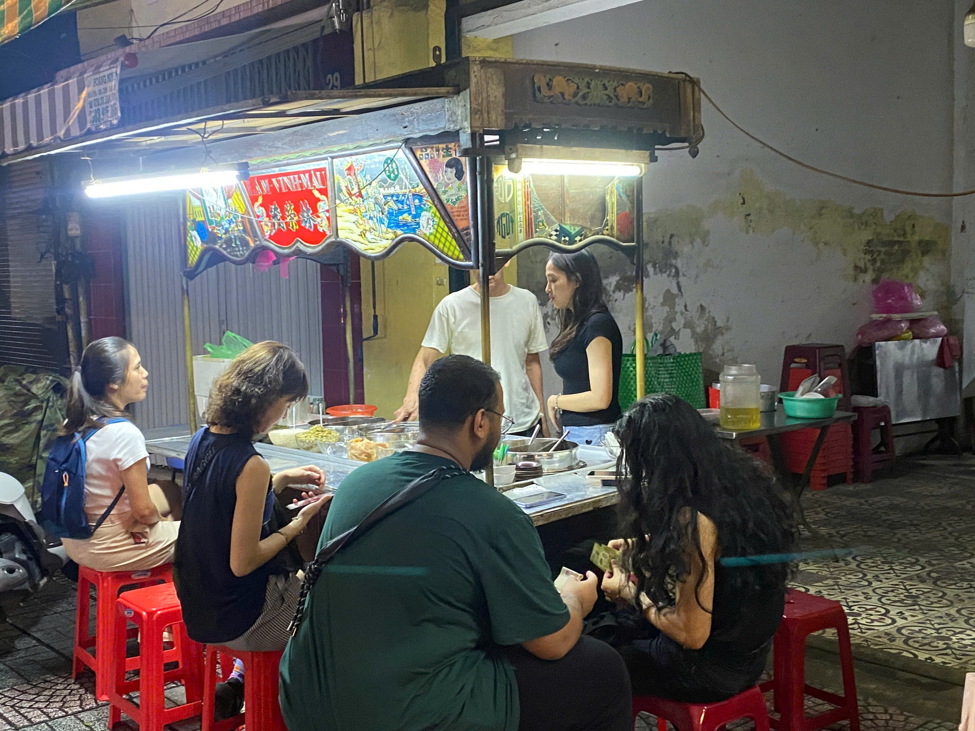 Customers dine in at the Lam Vinh Mau sweet soup shop on Nguyen Thai Binh Street in District 1, Ho Chi Minh City. Photo: Dang Khuong / Tuoi Tre