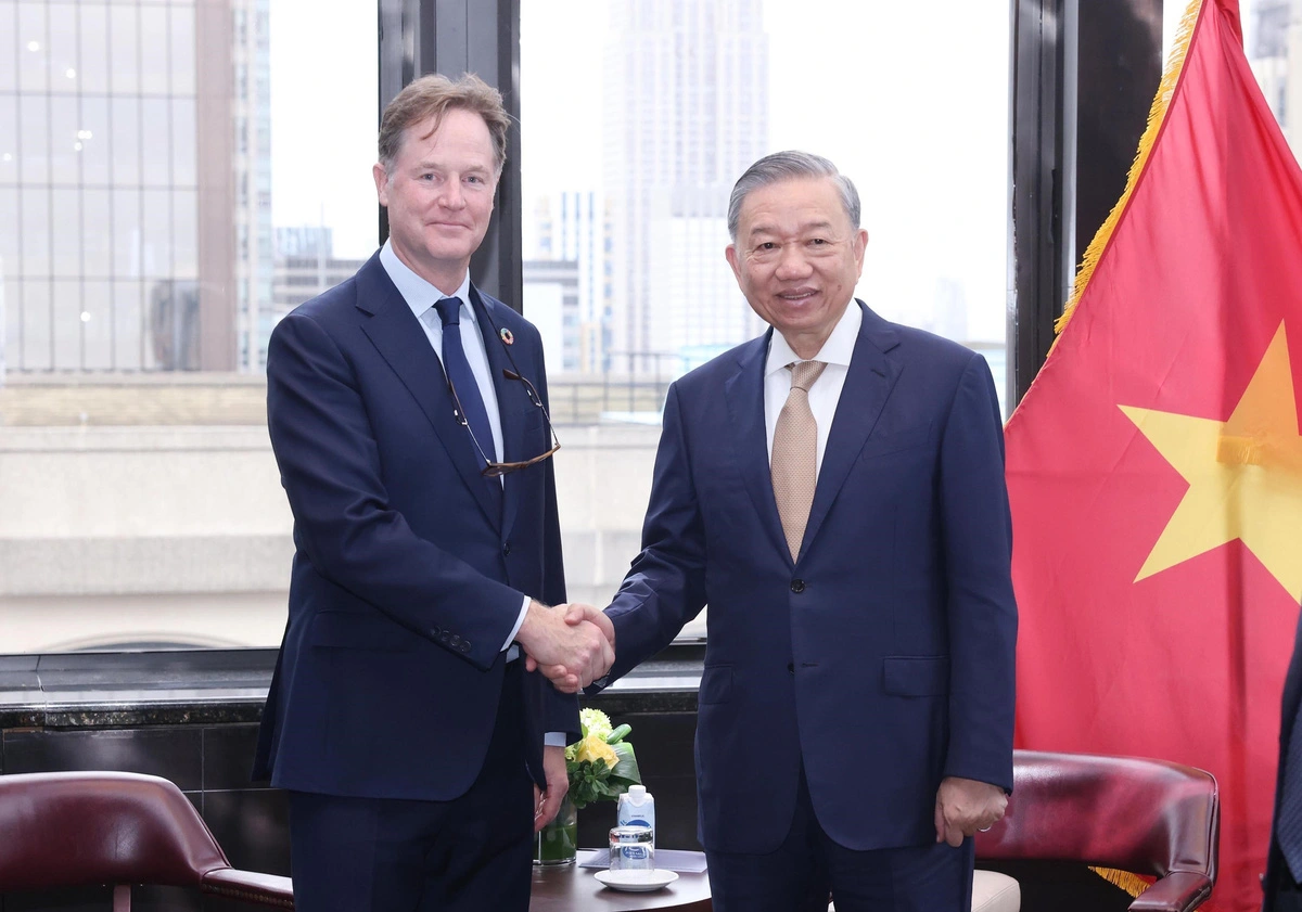 Vietnam’s Party General Secretary and State President To Lam (R) shakes hands with President of Global Affairs at Meta Nick Clegg in New York, September 23, 2024 Photo: Vietnam News Agency