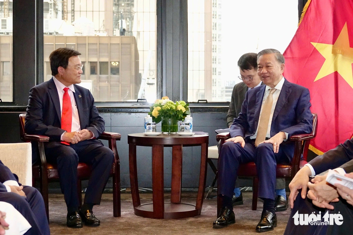 Vietnam’s Party General Secretary and State President To Lam (R) receives founder and Senior Vice President of Business Development at Supermicro Wally Liaw in New York, September 23, 2024 Photo: Duy Linh / Tuoi Tre