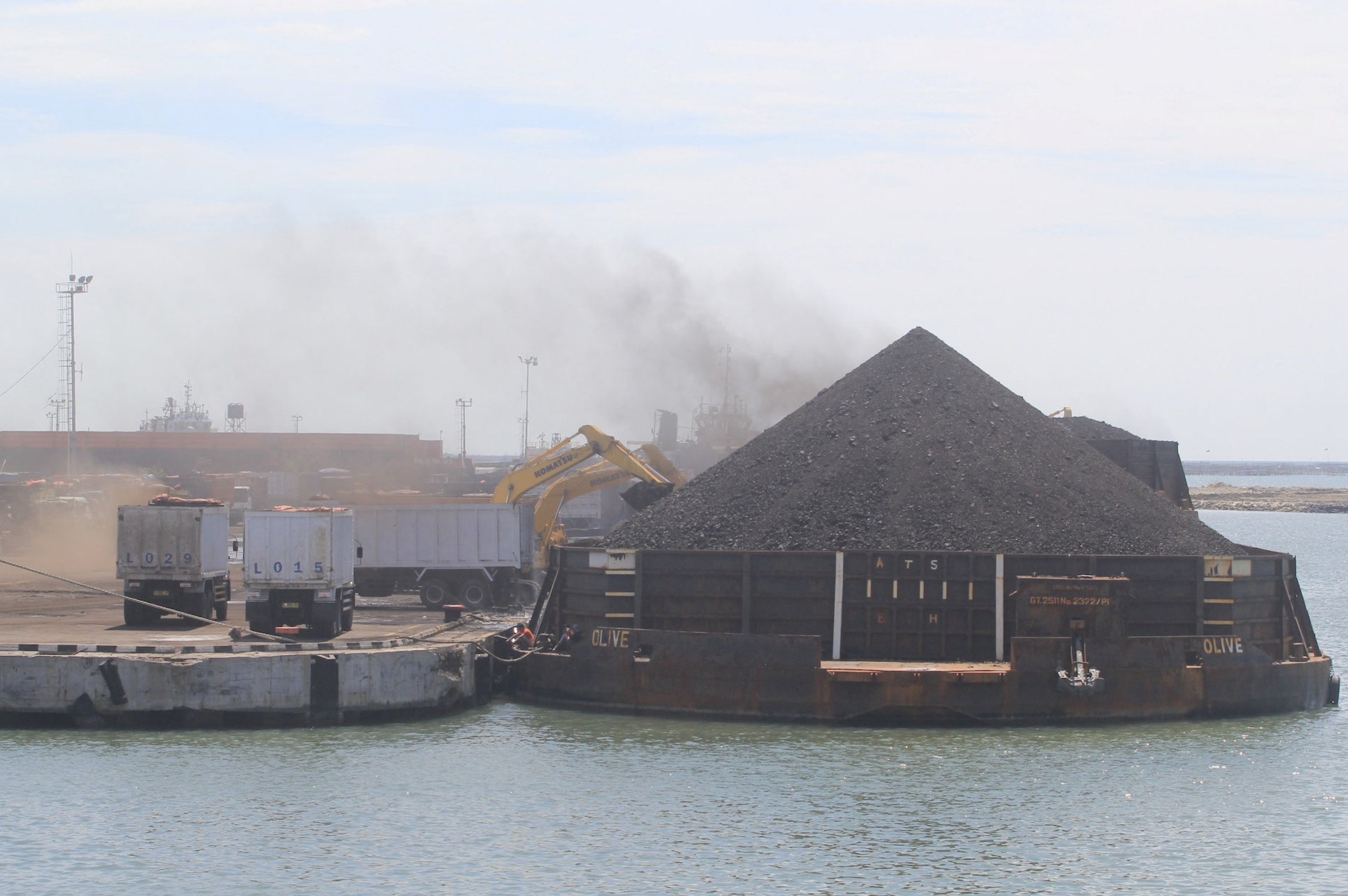 Excavators load coal onto a truck at Cirebon port in West Java province, Indonesia, June 13 2019. Photo: Reuters