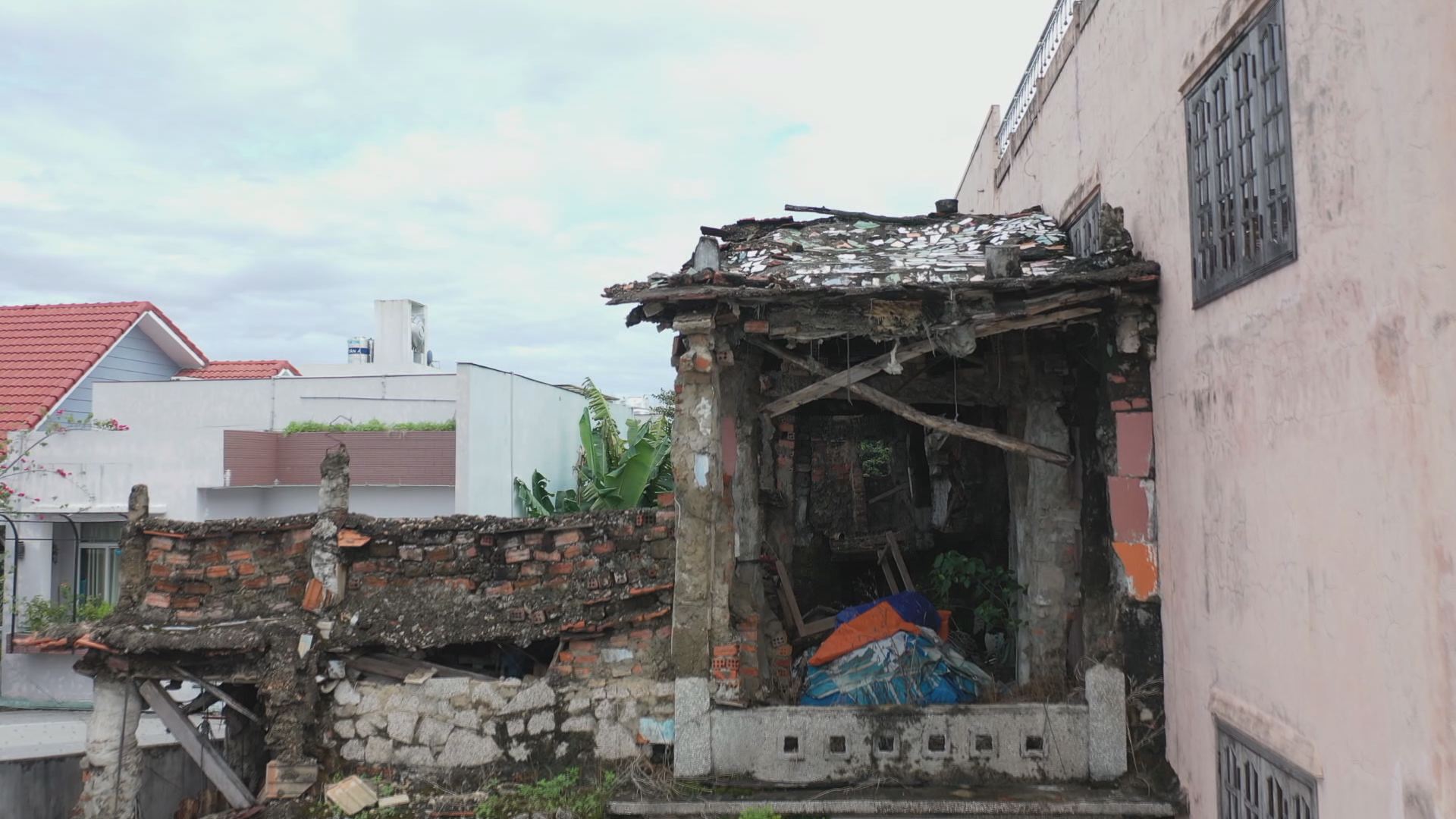 This 90-year-old Vietnamese man built his own home from discarded materials