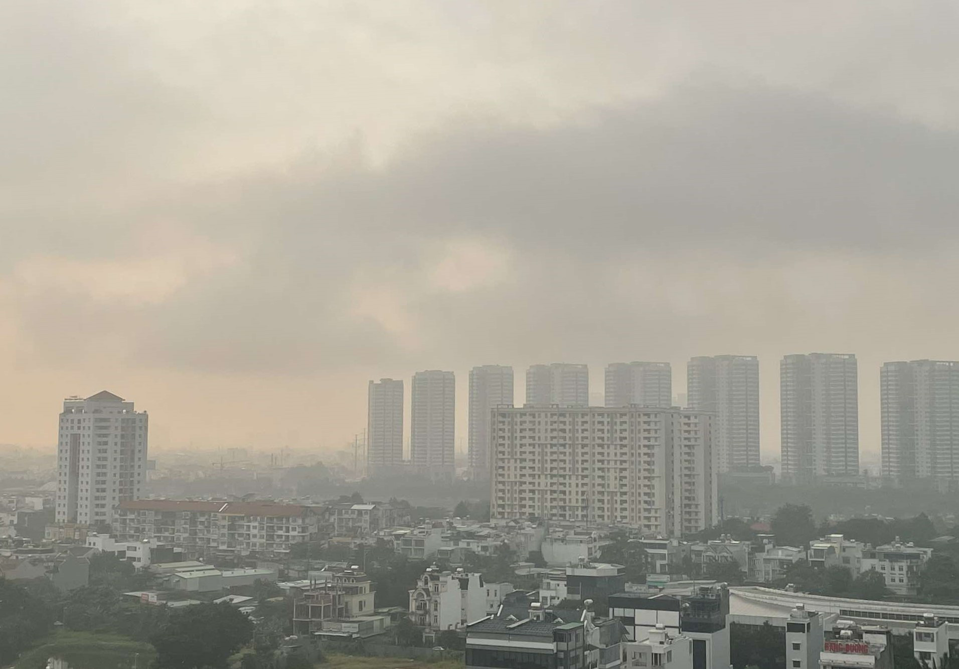 Thick fog envelopes high-rises in Ho Chi Minh City, September 25, 2024. Photo: Vien Su / Tuoi Tre