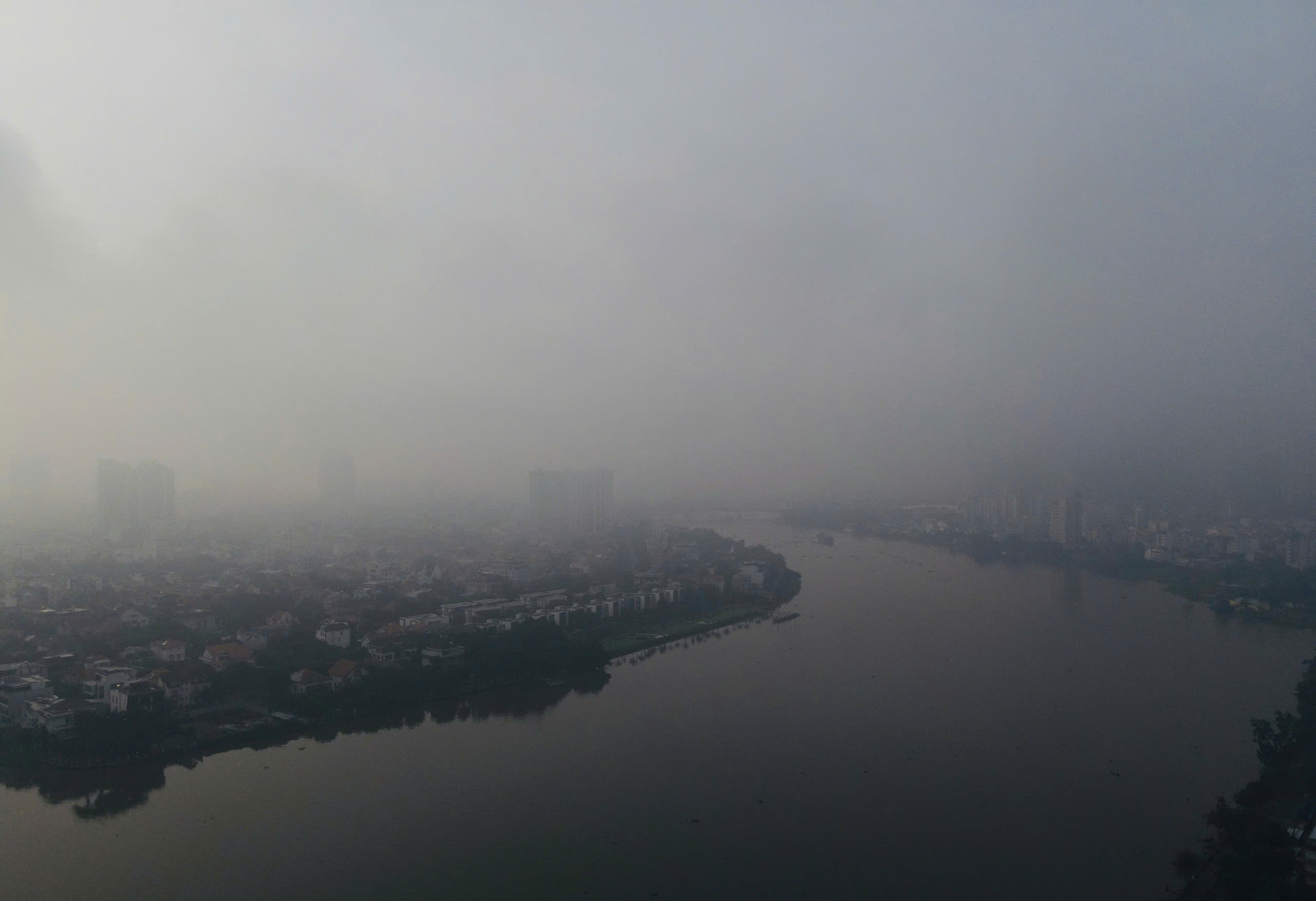 Thick fog blankets Ho Chi Minh City, expected to persist until year-end