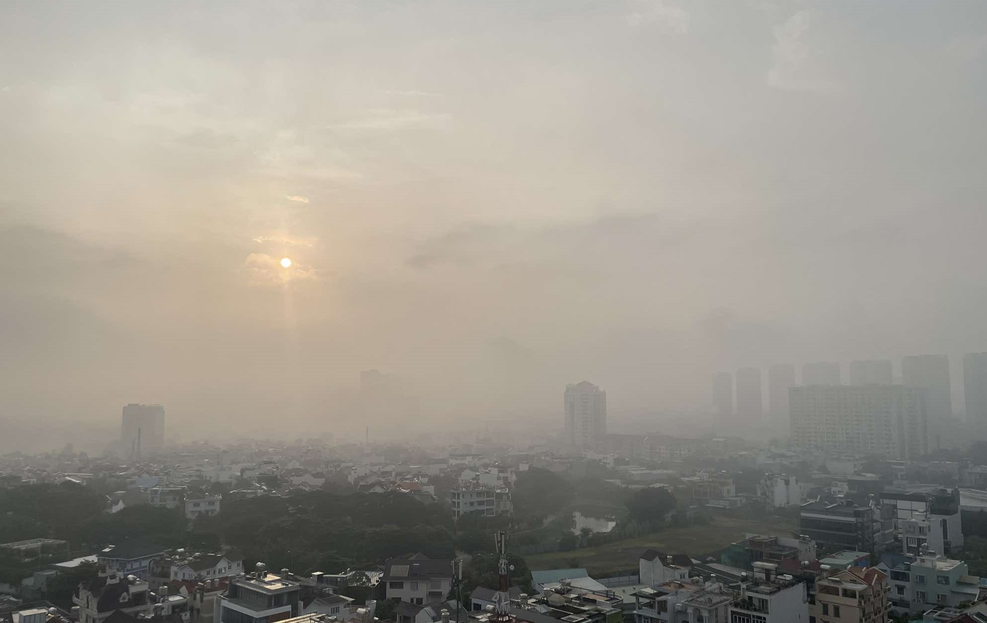 Thick fog blankets Ho Chi Minh City, September 25, 2024. Photo: Vien Su / Tuoi Tre