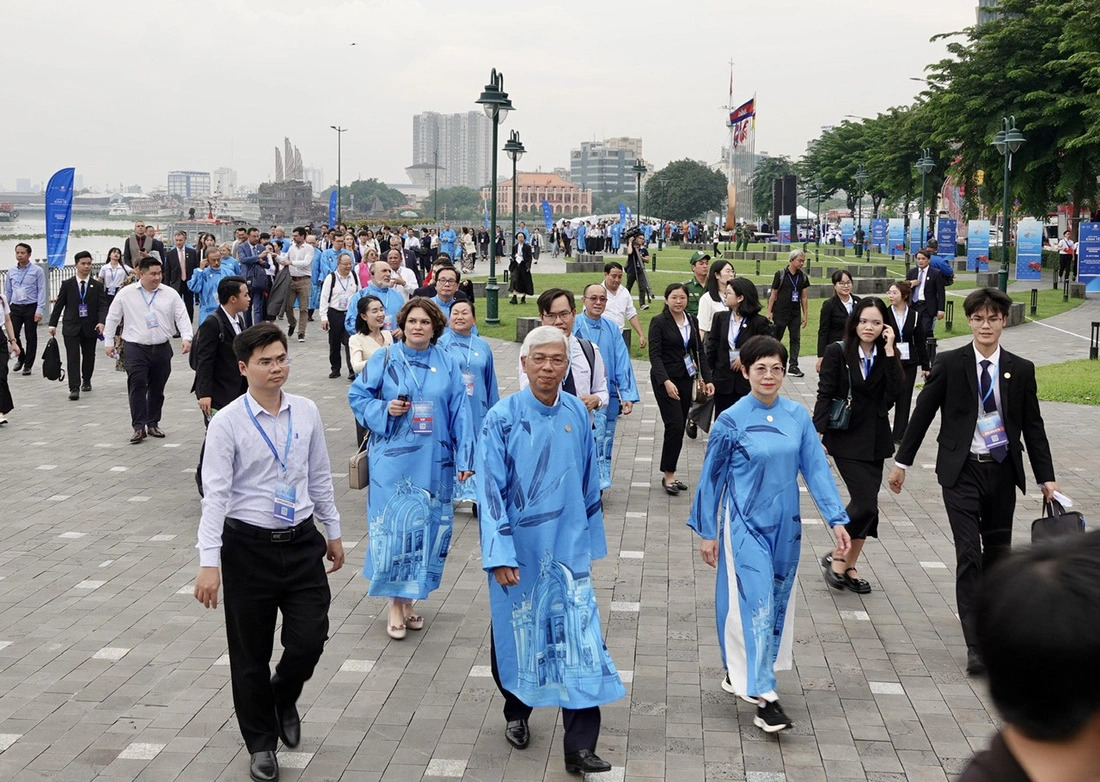 Vo Van Hoan, deputy chairman of the administration of Ho Chi Minh City (C) and local and international delegates stroll through Bach Dang Wharf Park in Ho Chi Minh City’s District 1 on September 24, 2024. Photo: T.T.D. / Tuoi Tre