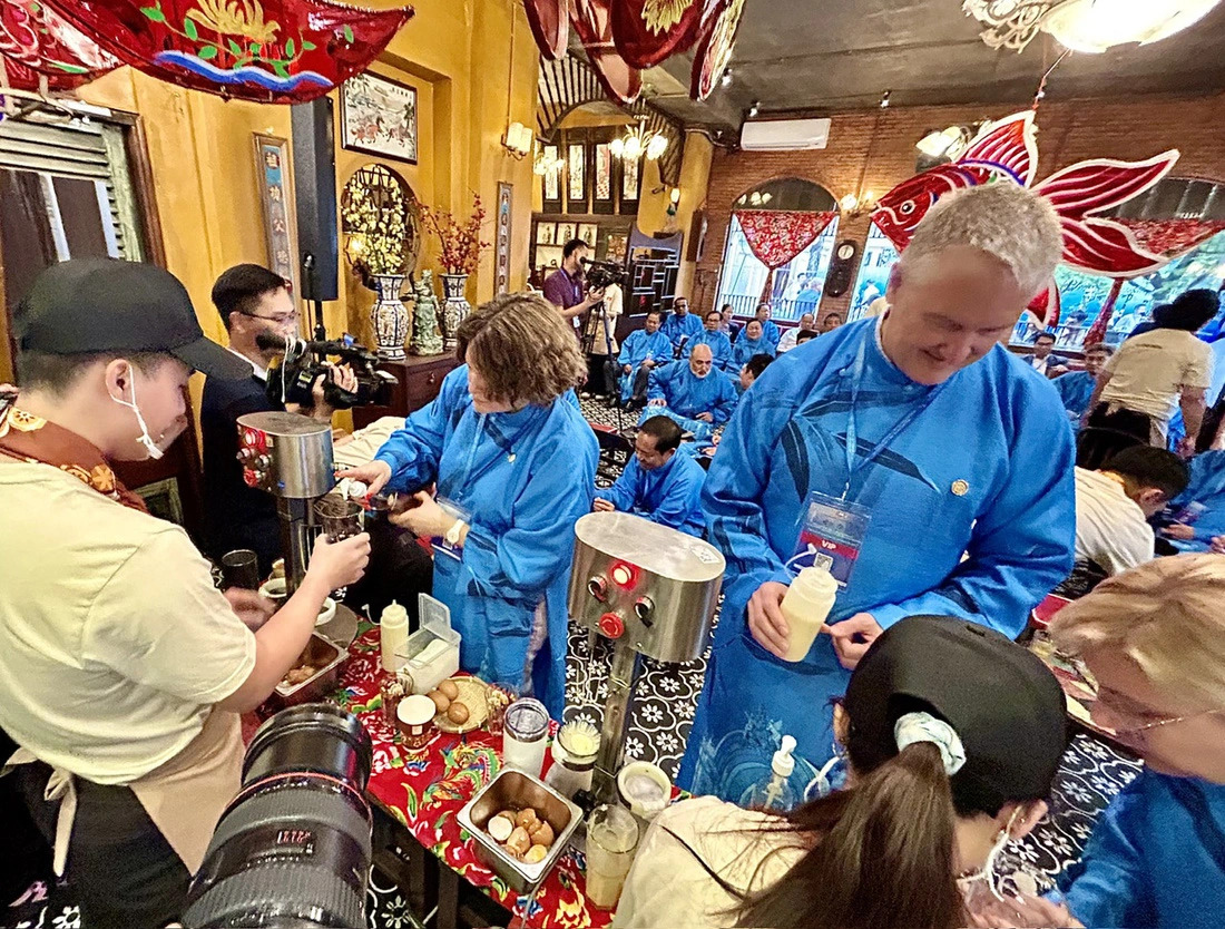 Foreign delegates learn how to make egg coffee at a coffee shop on Ton Duc Thang Street in District 1, Ho Chi Minh City, southern Vietnam. Photo: T.T.D. / Tuoi Tre