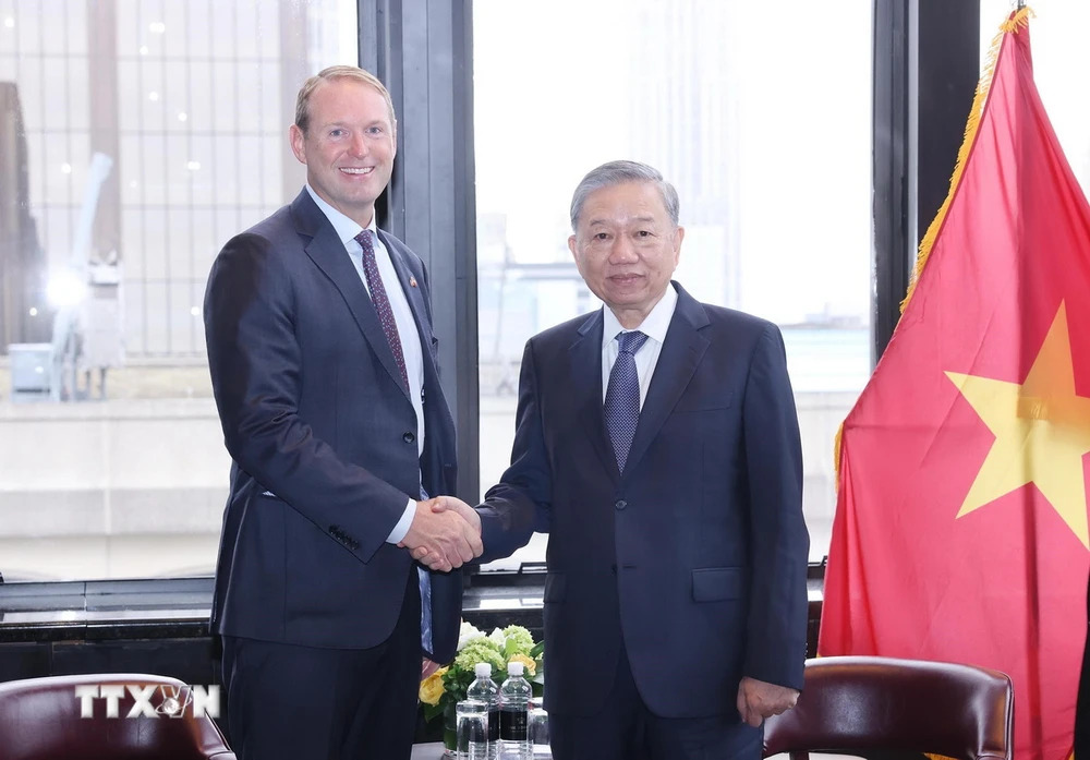 Party General Secretary and State President of Vietnam To Lam (R) shakes hands with Nate Franklin, founder and chairman of Pacifico Energy Group during the Vietnamese leader’s official visit to the U.S., September 25, 2024. Photo: Vietnam News Agency