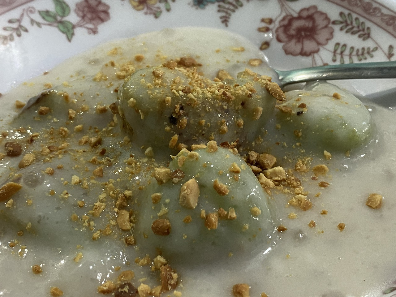 A serving of tapioca pearl balls with mung bean filling at Pham Thi Phuong’s shop on Ba Huyen Thanh Quan Street in Vung Tau City, Ba Ria-Vung Tau Province, southern Vietnam. Photo: Dang Khuong / Tuoi Tre