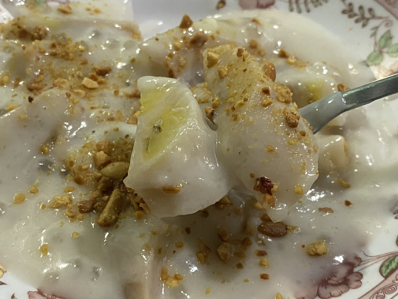 A serving of steamed banana cakes at Pham Thi Phuong’s shop on Ba Huyen Thanh Quan Street in Vung Tau City, Ba Ria-Vung Tau Province, southern Vietnam. Photo: Dang Khuong / Tuoi Tre