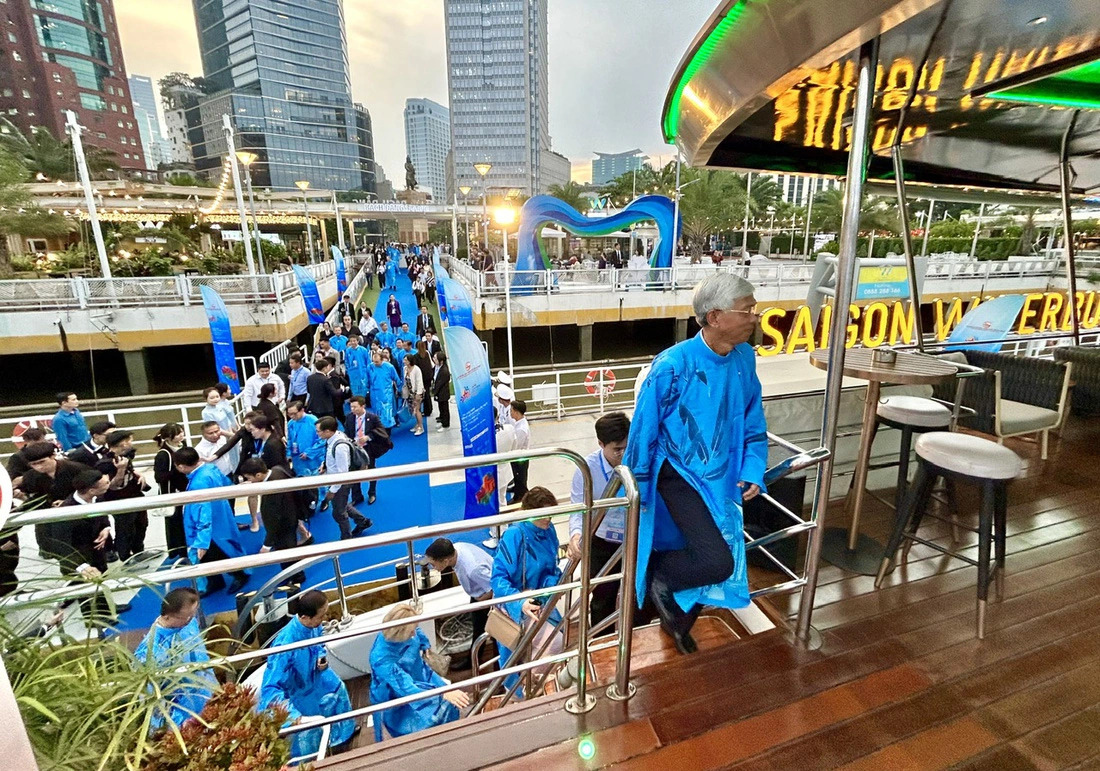 Vo Van Hoan, deputy chairman of the administration of Ho Chi Minh City and local and foreign guests toured the city by boat on September 24, 2024. Photo: T.T.D. / Tuoi Tre