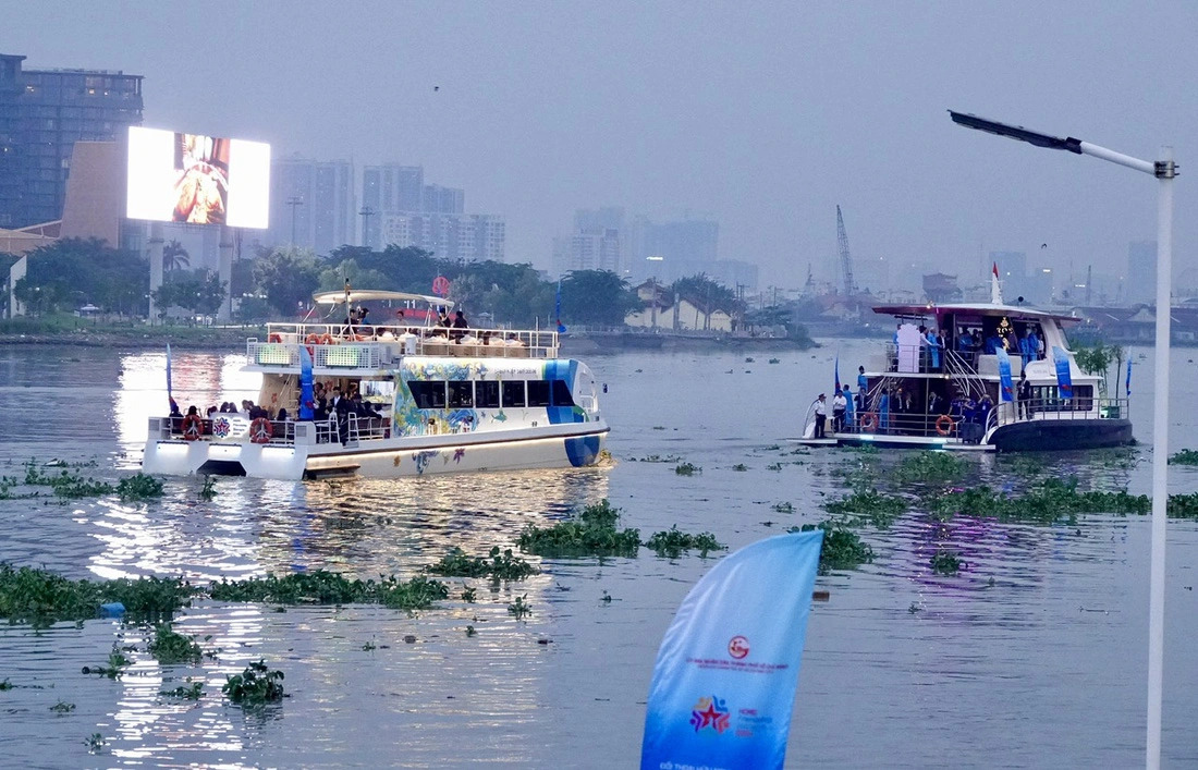 Local and foreign tourists take a tour of the Saigon River in Ho Chi Minh City, Vietnam on September 24, 2024. Photo: T.T.D. / Tuoi Tre