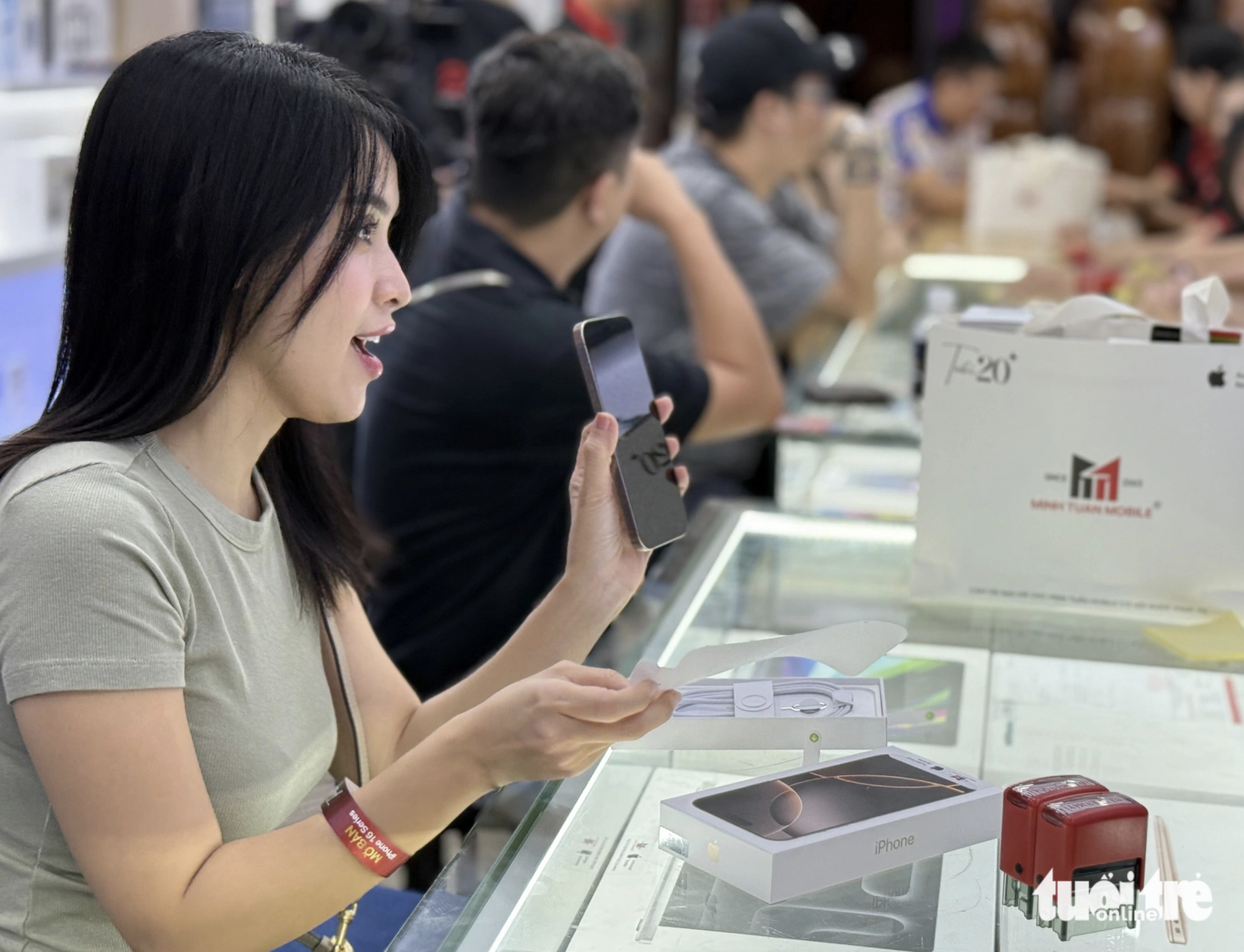 In Ho Chi Minh City, hundreds spend Thursday night lining up for iPhone 16 devices