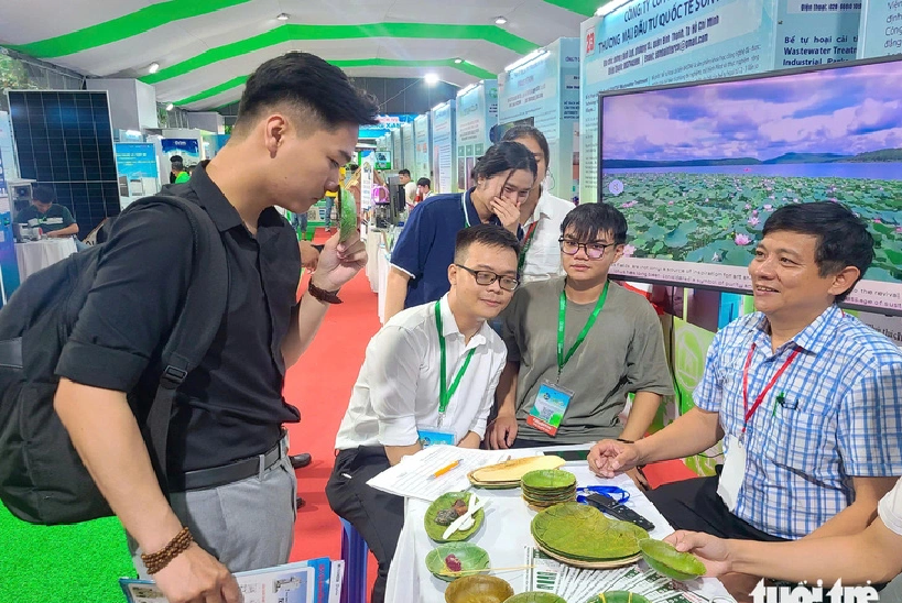 Vietnamese students make bowls, dishes from leaves