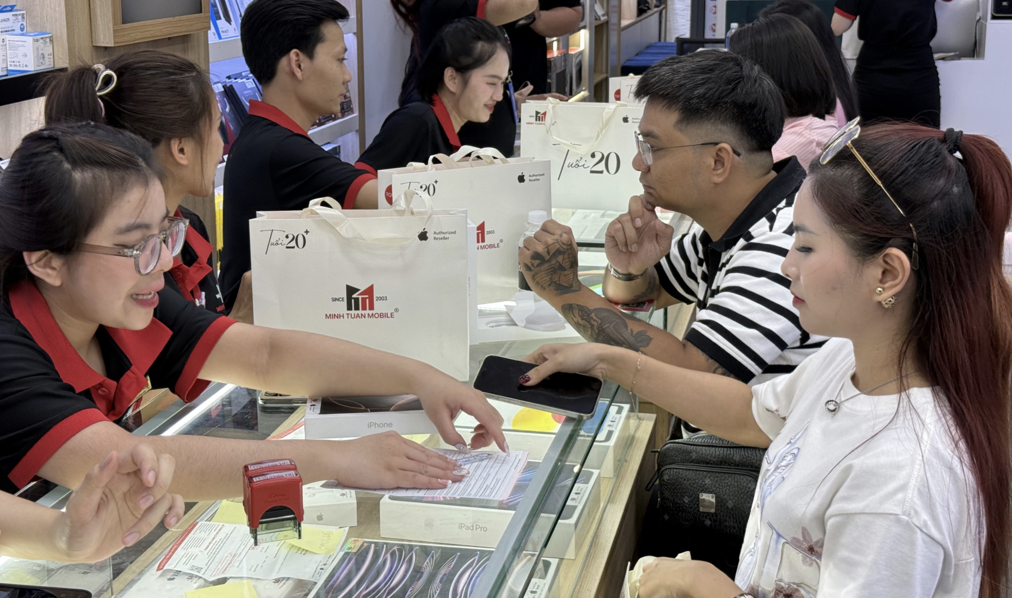 Customers purchase iPhone 16s at a Minh Tuan Mobile store in Ho Chi Minh City. Photo: Duc Thien / Tuoi Tre